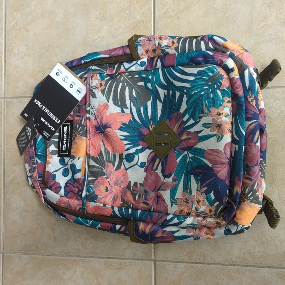 NWT Dakine essentials backpack